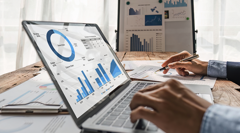 Ekran laptopa wyświetlający zaawansowane dashboardy analityczne, wykresy i statystyki medyczne, ilustrujący analizę danych pacjentów z pomocą AI.