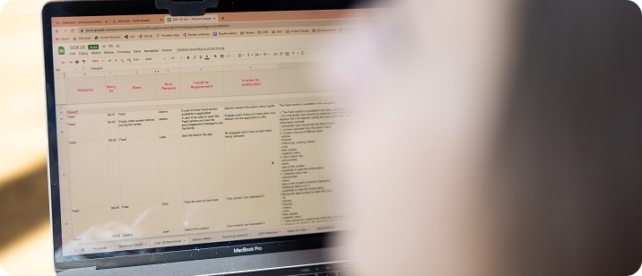 Ekran laptopa wyświetlający arkusz danych i dokumentację projektową podczas pracy nad oprogramowaniem medycznym.