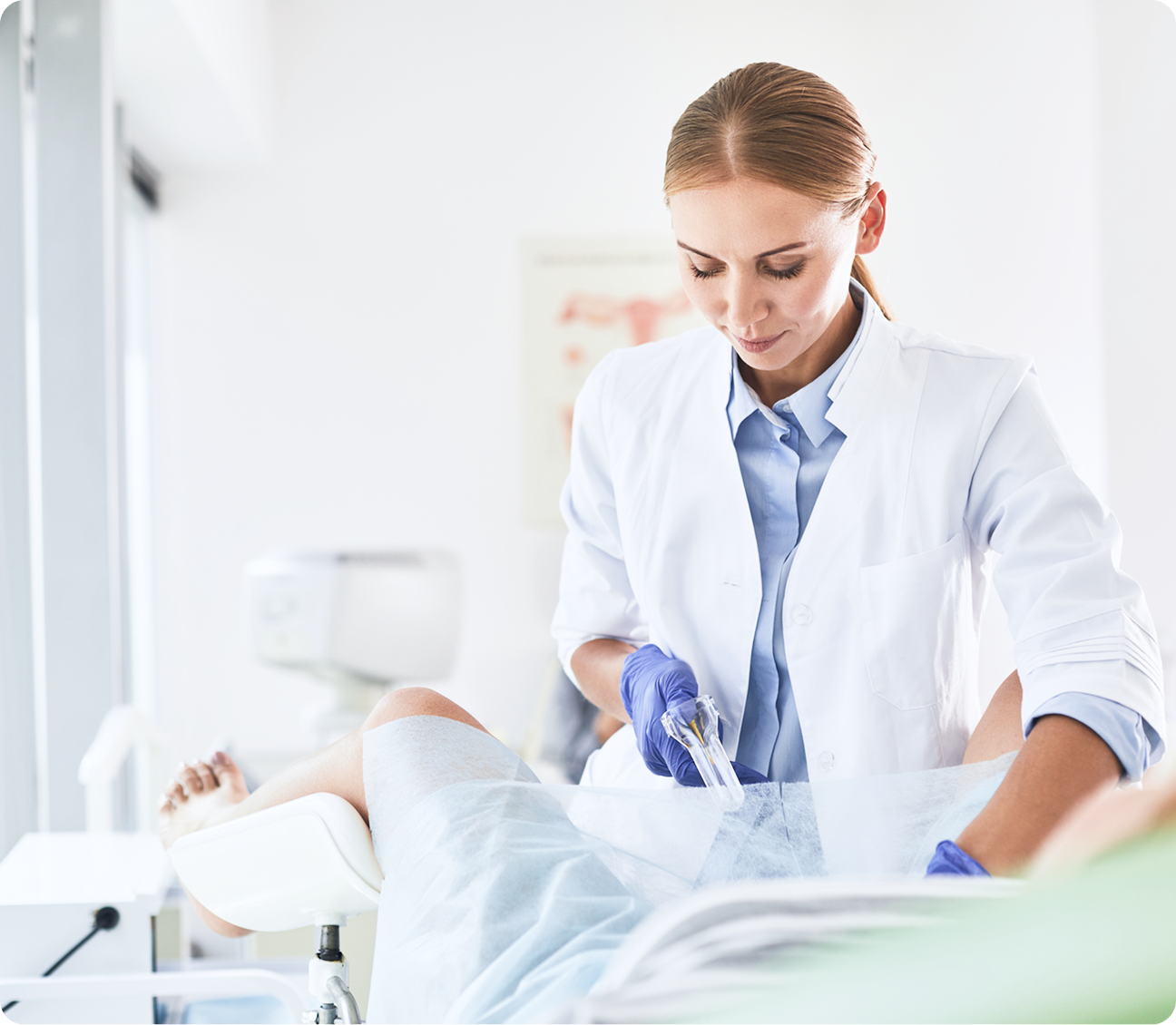 Lekarz ginekolog w białym fartuchu przeprowadza badanie diagnostyczne pacjentki z użyciem dedykowanej sondy medycznej ONIRY w gabinecie.