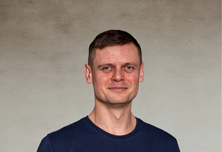 Portret mężczyzny z krótkimi ciemnymi włosami, ubranego w ciemnoniebieską koszulkę, pełniącego funkcję QA Engineer w itCraft.