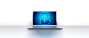 Otwarty laptop na jasnym tle z niebieskim ekranem przedstawiającym ikonę kłódki oraz napisem "Cyber Attack", ilustrujący artykuł itCraft o bezpieczeństwie danych medycznych.